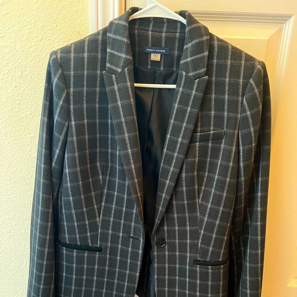 Tommy Hilfiger women’s Coat. Gray and White/size 6
